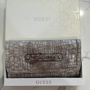 GUESS women’s wallet